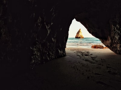 白天水体附近的褐色洞穴